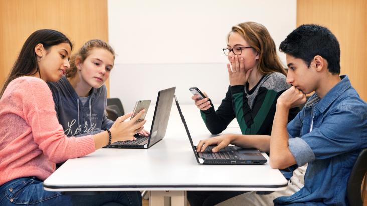 Jongeren op school met laptops