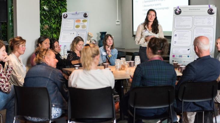 Groep professionals in gesprek