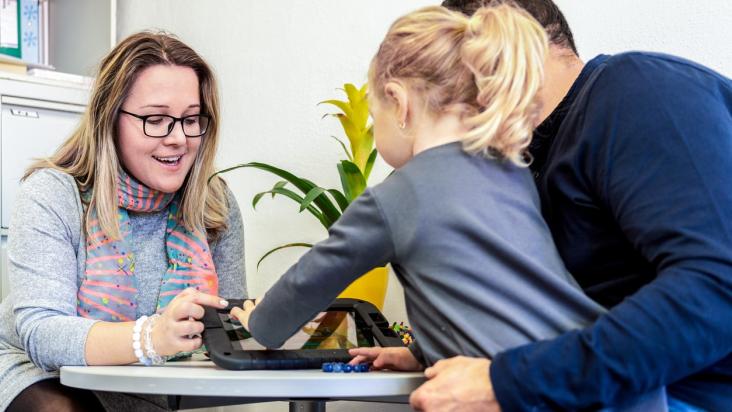 Professional geeft consult met tablet 