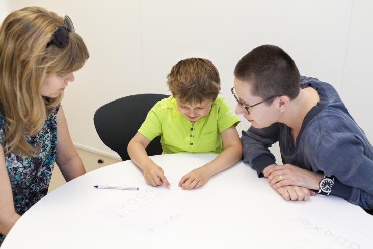 Jongen met moeder en hulpverlener
