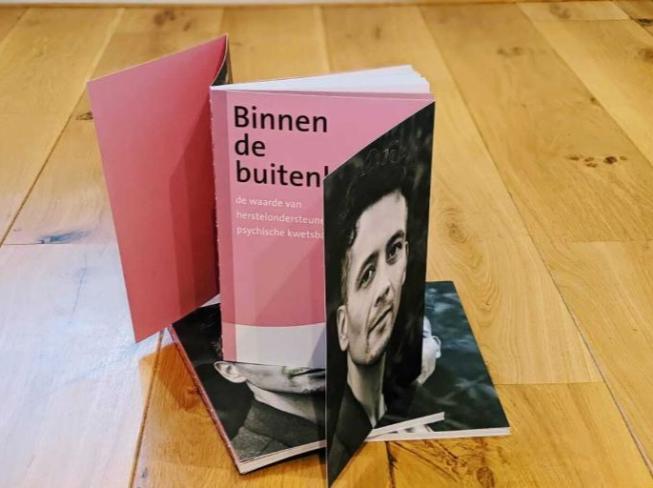 Boek Binnen de Buitenkant - Binnen de Buitenkant - ervaringsdeskundigen over de waarde van ondersteunende zorg bij psychische kwetsbaarheid