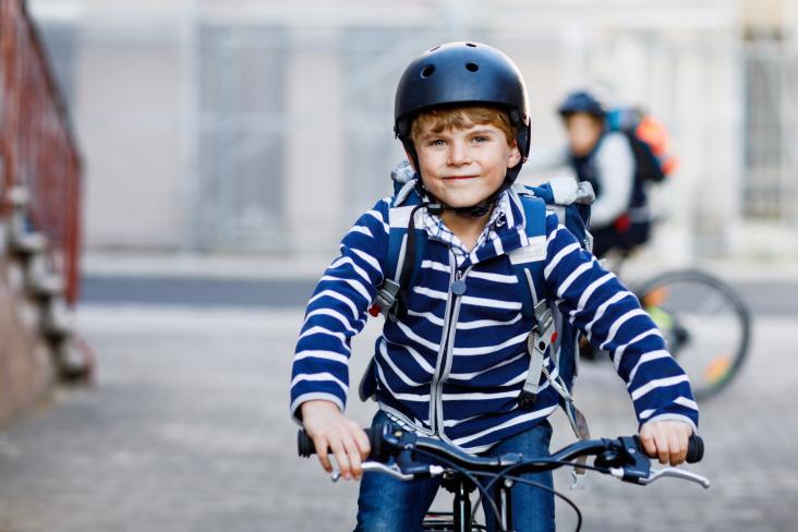 Jongen op fiets met helm