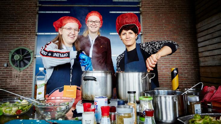 Jongeren aan het bakken