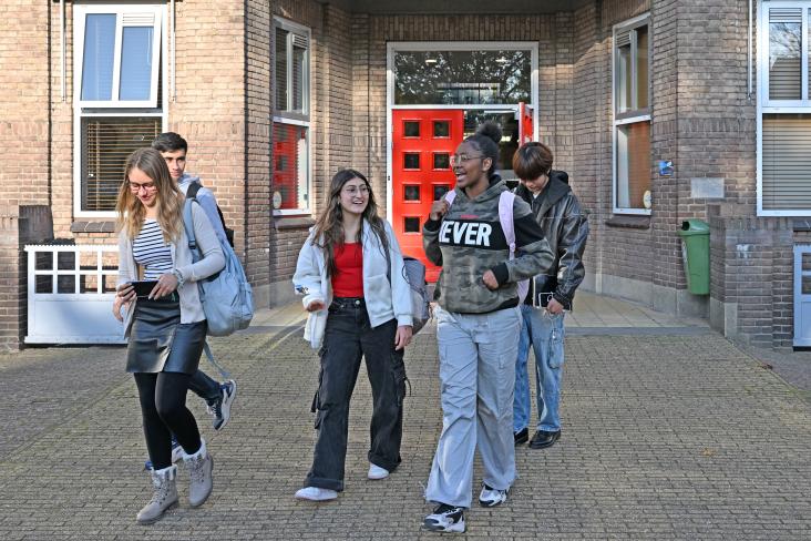 Jongeren voor schoolgebouw