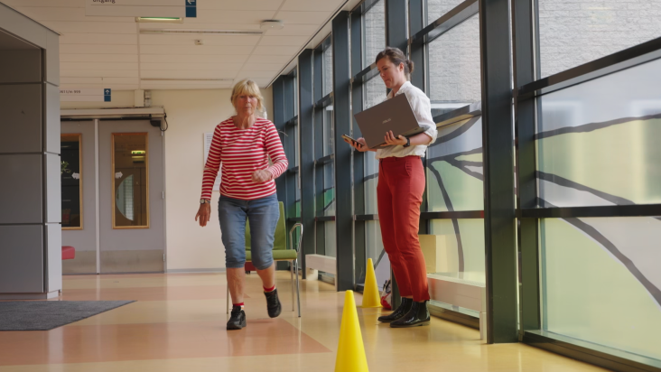 vrouw met parkinson wordt begeleid