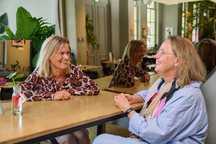 2 vrouwen aan tafel