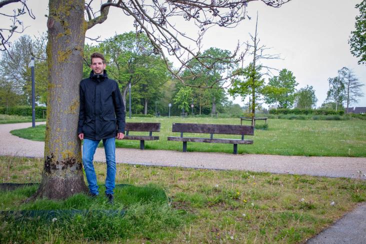 Foto van Dorus Gevers in een groene omgeving