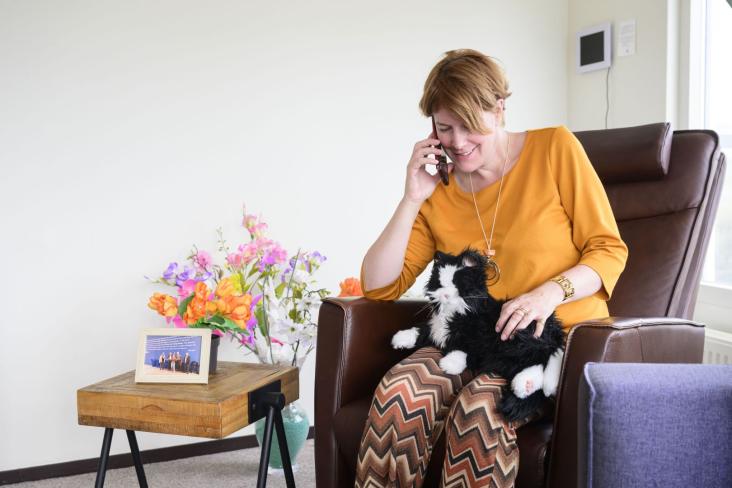 Vrouw met robotkat