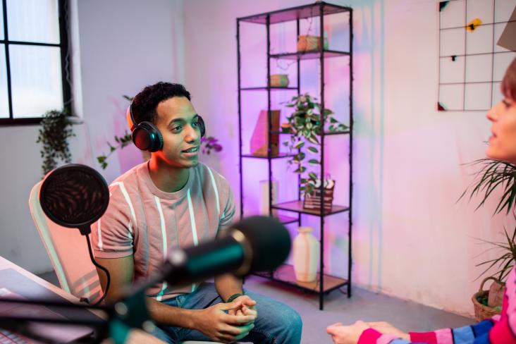 jongen in podcast studio