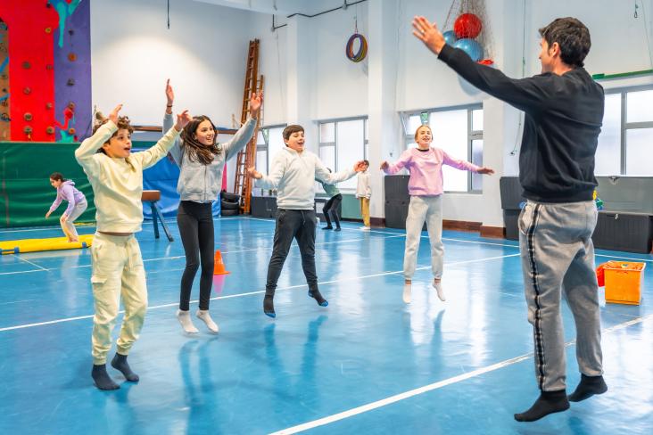 jongeren springen in gymzaal