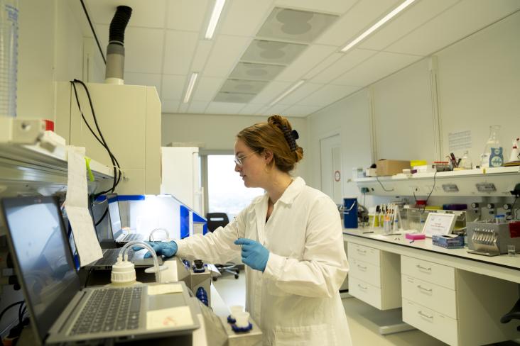 Vrouw in het laboratorium