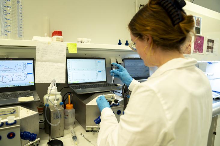 Vrouwelijke onderzoeker in het lab
