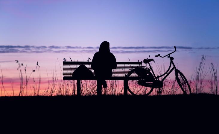 Vrouw kijkt naar zonsondergang
