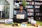 Vrouw met boeken en laptop