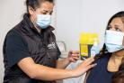 Vrouw vaccineert een andere vrouw