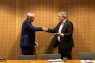 Kees Ahaus, voorzitter kennisplatform-JZOJP geeft gebundelde kennissyntheses van RIVM, Vilans en Nivel aan Siebe Riedstra, interim secretaris generaal VWS