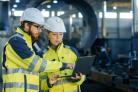 Arbodeskundige in gesprek met werknemer bouw
