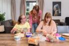 Foto bewoners en begeleiding smeren brood