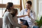 Dokter met moeder en kind