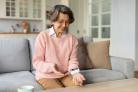 Vrouw meet thuis haar bloeddruk met ehealthtoepassing