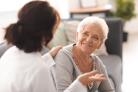 arts in gesprek met oude vrouw