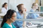Verplegers werken in een callcenter van een ziekenhuis