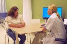 Vrouwengezondheid - Annemiek met patiënt in gesprek