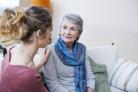 Vrouw die steun biedt aan andere vrouw