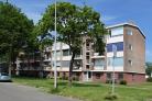 Flatgebouw in de zon.