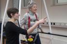 oudere dame oefent op de C-mill als valpreventiemethode