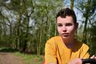 jongen met geel shirt op skelter