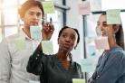 3 collega's kijken naar post-its
