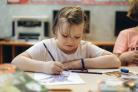 Meisje op tekent in de klas