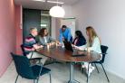 Groep collega's in overleg