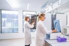 2 dames aan het werk in lab