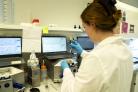 Vrouwelijke onderzoeker in het lab