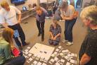 Deelnemers stakeholdersbijeenkomst BENIGN en MANTRA brainstormen rondom kaartjes op de grond.