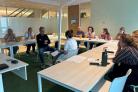 Zorgprofessionals zitten in een klaslokaal en volgen een masterclass proactieve zorgplanning