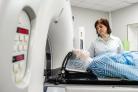 Patiënt met hersentumor ondergaat een scan in het ziekenhuis terwijl een zorgverlener toekijkt