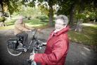 Fietsend ouder stel