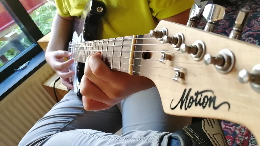 Jongen speelt gitaar