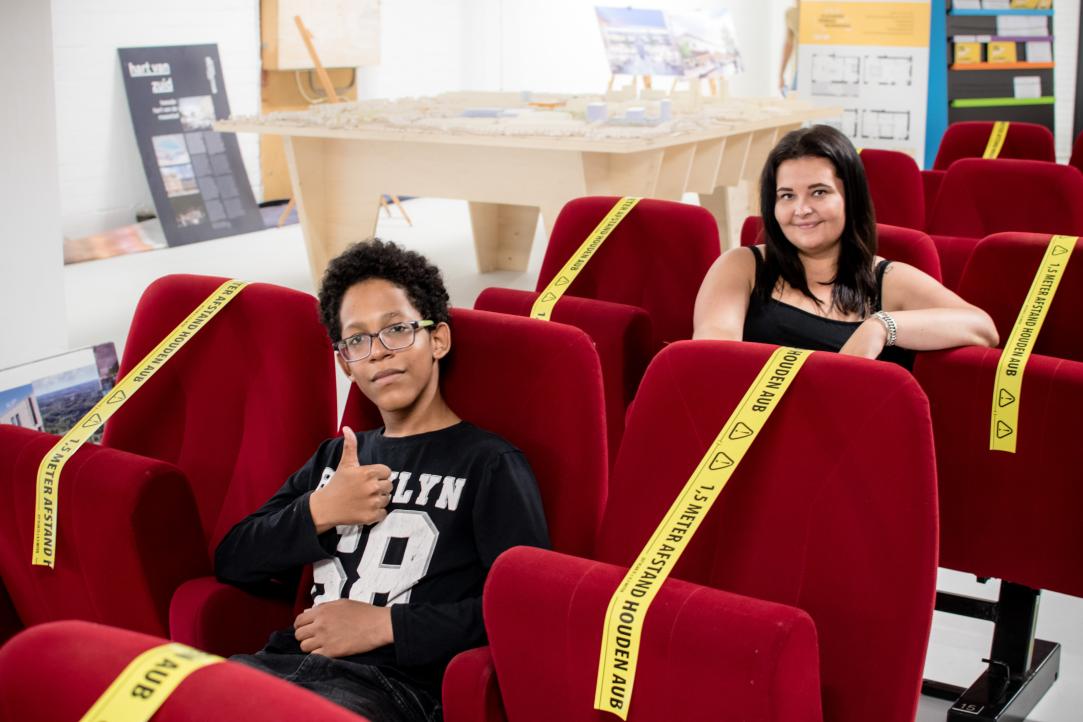 Jongeren op bioscoopstoelen