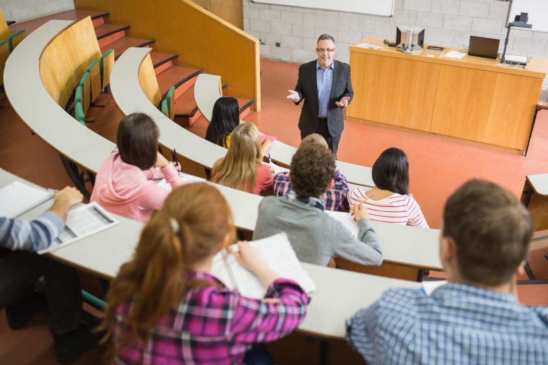 Onderwijs in collegezaal met geneeskundestudenten