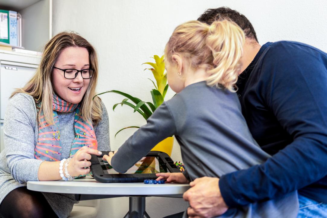 jgz professional met tablet en ouder en kind