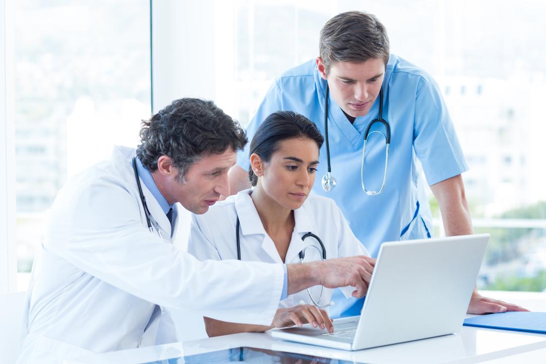 Onderzoekers achter laptop