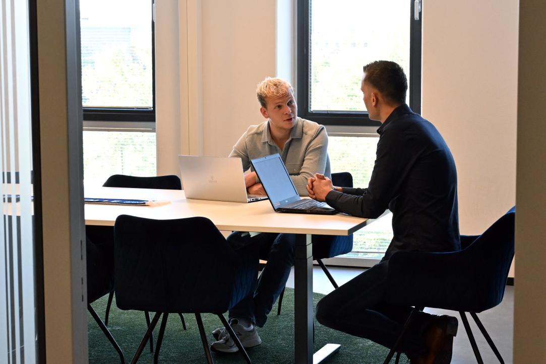 Twee jongeren achter laptops