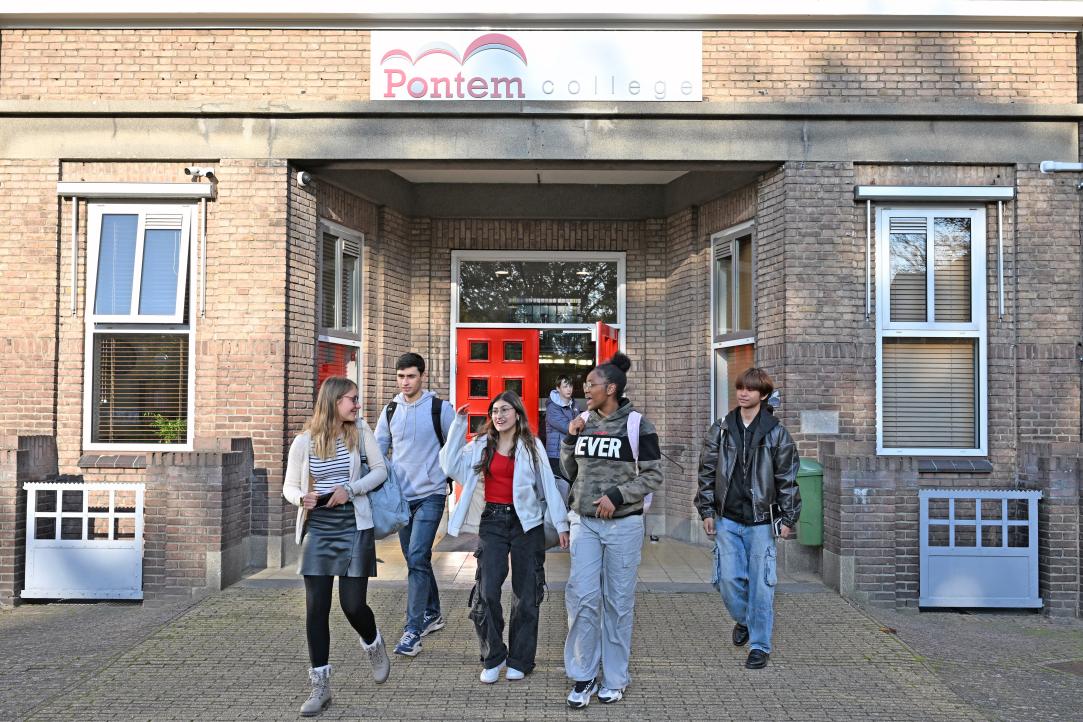 Jongeren voor schoolgebouw