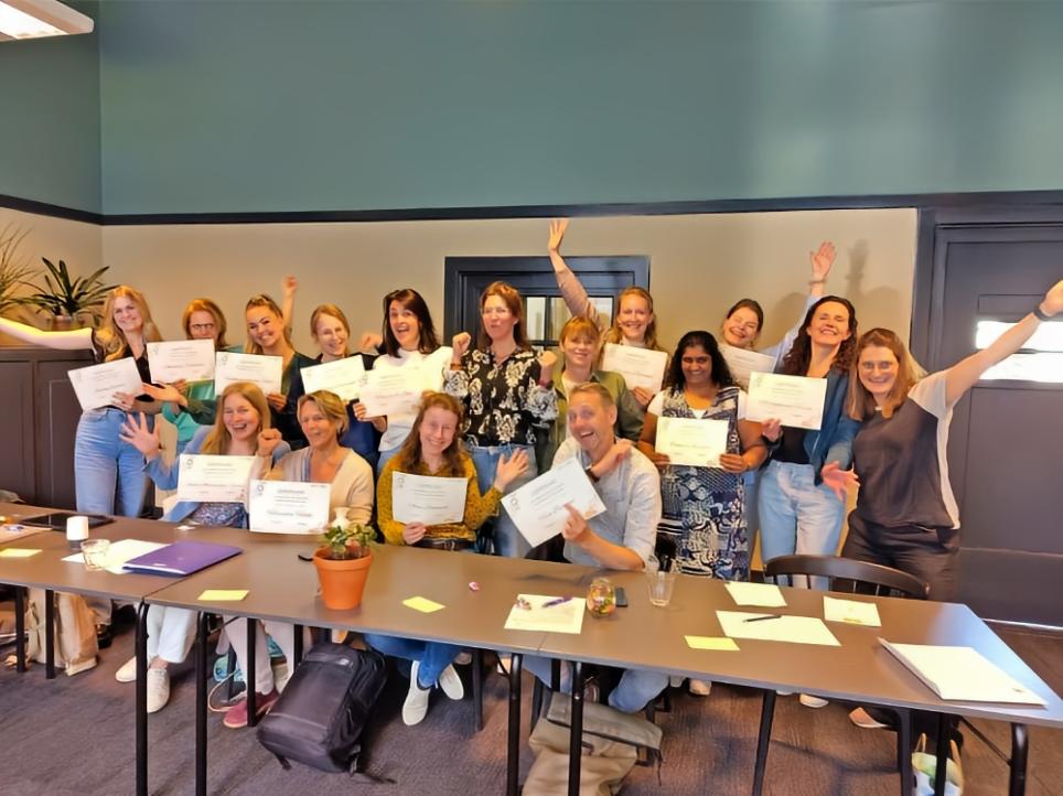 Groep met cursisten die vrolijk zijn