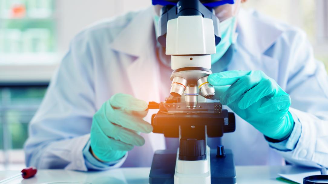 onderzoeker microscoop