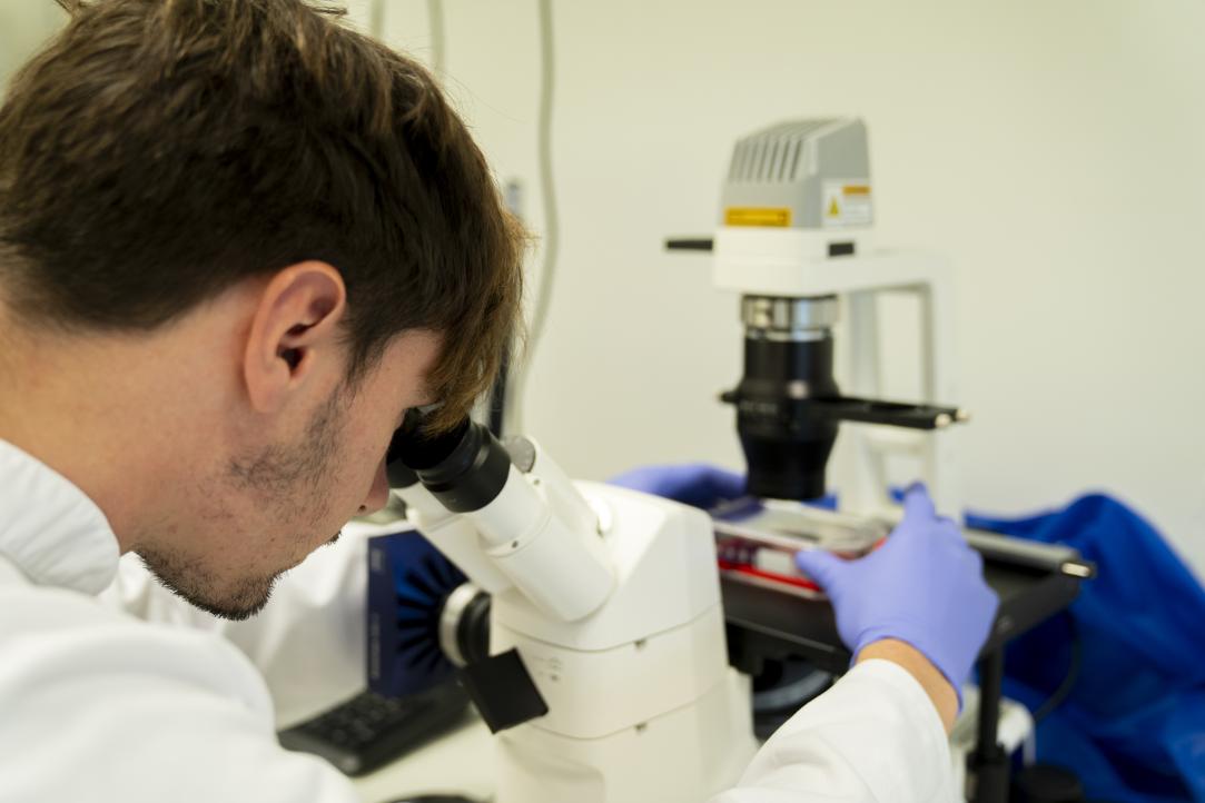 Onderzoeker met microscoop